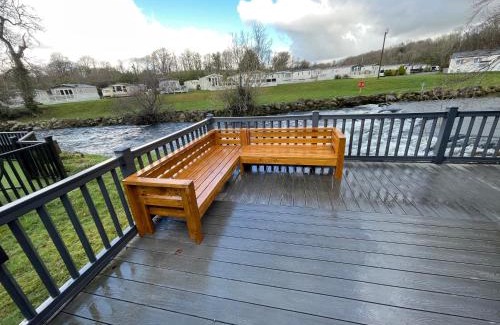 Bont Newydd Ski Chalet | Stunning 3 Bed Riverside Cabin in Snowdonia