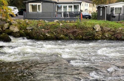 Bont Newydd Ski Chalet | Stunning 3 Bed Riverside Cabin in Snowdonia