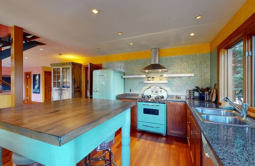 Blueberry Hill House | Stunning 3 Bedroom/3.5 Bathroom Blueberry house with breathtaking Mountain Views