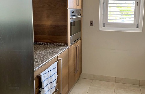 Porters House | Stunning 3 Bedroom Colonial Townhouse, 5 minutes walk from the beach.