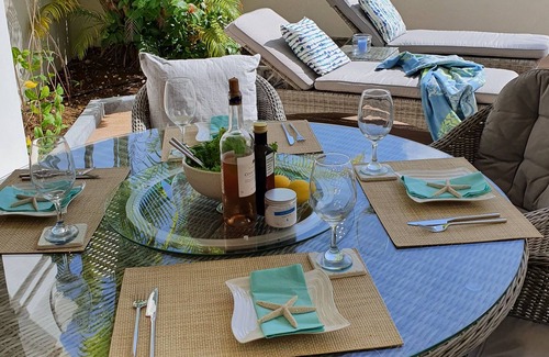 Porters House | Stunning 3 Bedroom Colonial Townhouse, 5 minutes walk from the beach.
