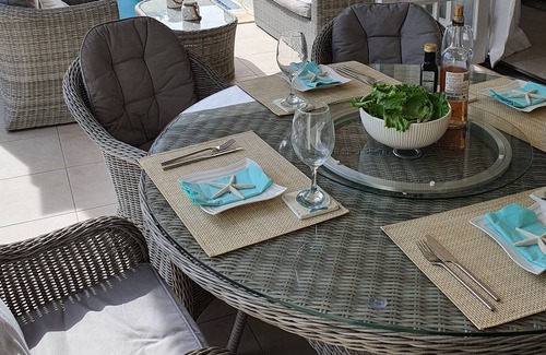 Porters House | Stunning 3 Bedroom Colonial Townhouse, 5 minutes walk from the beach.