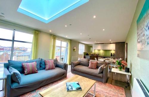 Poole Apartment | Stunning 3 bedroom Penthouse Apartment - Free Parking & WiFi - 1 Minute walk to Poole Quay - Great Location - Free Parking - Fast WiFi - Smart TV - Newly decorated - sleeps up to 6! Close to Poole & Bournemouth & Sandbanks