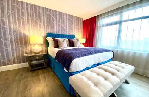 Poole Apartment | Stunning 3 bedroom Penthouse Apartment - Free Parking & WiFi - 1 Minute walk to Poole Quay - Great Location - Free Parking - Fast WiFi - Smart TV - Newly decorated - sleeps up to 6! Close to Poole & Bournemouth & Sandbanks