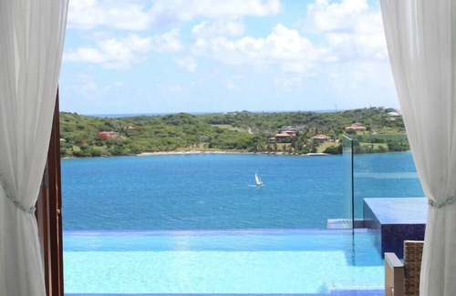 Freetown Villa | Stunning 3 bedroom villa with Pool & Jacuzzi