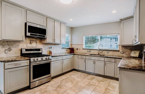 Bay Area House | Stunning 4 BD Historical Home+Pool+Min to Ocean Dr+GuestHouse+Sleeps 8