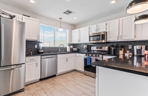 Summerlin House | STUNNING 5 BDR HOUSE W/ HEATED POOL, FOR 10 GUESTS