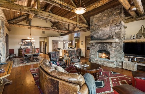 Gallatin Gateway House | Stunning 5 Bedroom Big Sky Home on 20 Acres