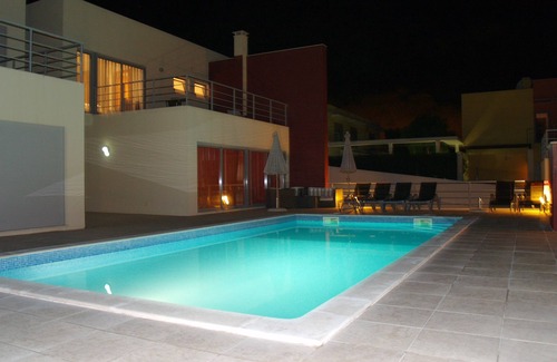 Foz do Arelho Villa | Stunning 5 Bedroom Modern Villa with Pool & Free WiFi.