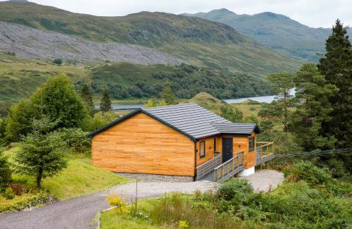 Crianlarich Ski Chalet | Stunning 5 star lodge with loch and mountain views
