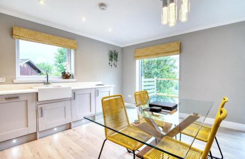 Crianlarich Ski Chalet | Stunning 5 star lodge with loch and mountain views