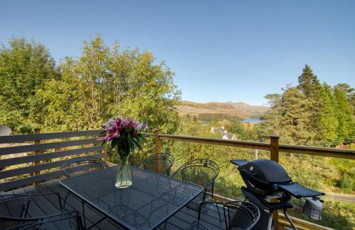 Crianlarich Ski Chalet | Stunning 5 star lodge with loch and mountain views