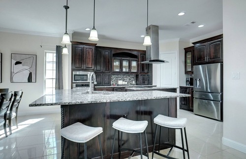 Irving House | Stunning 5br 4ba with game room near DFW and LOVE Field
