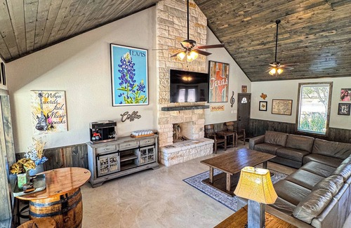 Sabinal House | Stunning 6 Bedroom vacation home with pool & hot tub 5 minutes from Frio River!