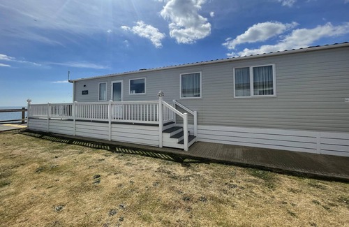 Pakefield House | Stunning 6 berth caravan with full sea views for hire in Suffolk ref 68026CV