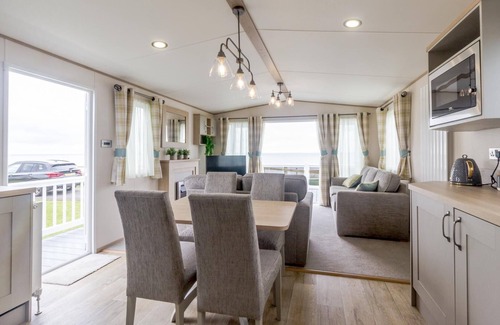Pakefield House | Stunning 6 berth caravan with full sea views for hire in Suffolk ref 68026CV