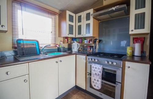 Felixstowe Other | Stunning 6 Berth Caravan At Suffolk Sands Holiday Park Ref 45031G