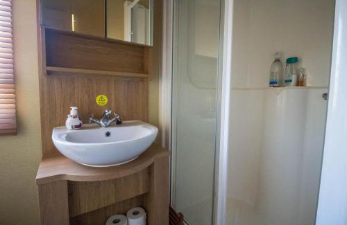 Felixstowe Other | Stunning 6 Berth Caravan At Suffolk Sands Holiday Park Ref 45031G