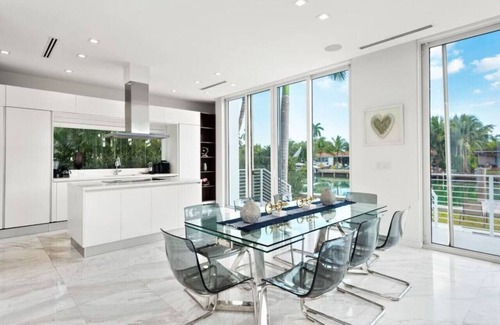 North Bay Village House | Stunning 6br Waterfront villa