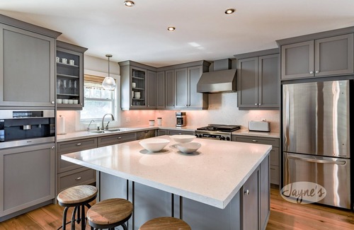 Muskoka Lakes Cottage | Stunning 7 bed 5 bath property on Lake Muskoka! Boathouse! Bunkie! Hot Tub!