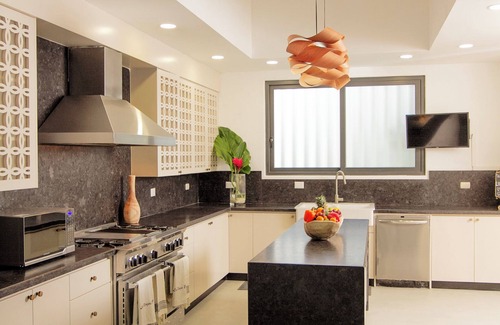 Los Mangos Villa | STUNNING 7 Bedroom Villa w Pool, Fully Staffed, Just Steps from Minitas Beach!