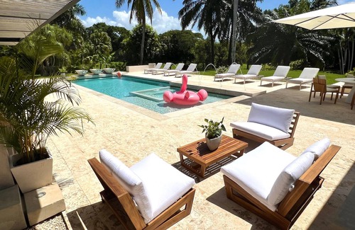 Los Mangos Villa | STUNNING 7 Bedroom Villa w Pool, Fully Staffed, Just Steps from Minitas Beach!