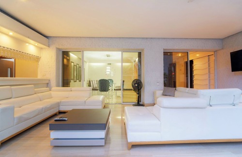 El Poblado House | Stunning 9-BR PH with Spa, Concierge, Breakfast & WiFi in Medellín