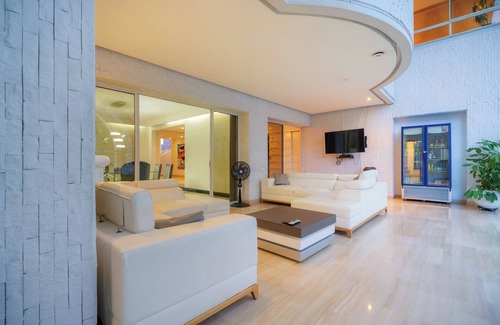 El Poblado House | Stunning 9-BR PH with Spa, Concierge, Breakfast & WiFi in Medellín