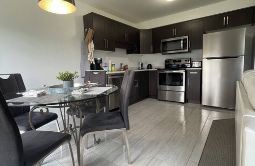 Fonthill House | Stunning and Stylish Home in Fonthill, 10min from Welland, 15 from the falls