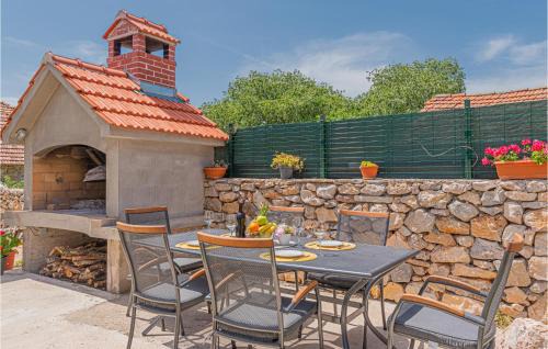 Drnis Apartment | Stunning Apartment In Karalic With Wifi