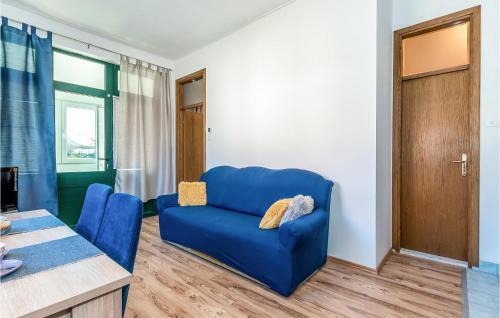 Drnis Apartment | Stunning Apartment In Karalic With Wifi
