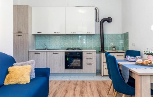 Drnis Apartment | Stunning Apartment In Karalic With Wifi