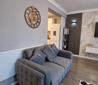 Kennington Apartment | Stunning Apartment Zone 1, 2 Bed Sleeps 6 with Balcony in Central London - Open for Families Relocating, Business Stay, and Long Stay