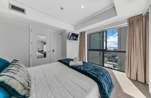 Auckland Central Business District Apartment | Stunning Auckland Harbour Views