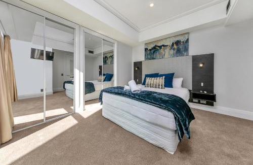 Auckland Central Business District Apartment | Stunning Auckland Harbour Views