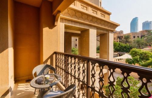 Downtown Dubai Apartment | Stunning & Authentic Apt with Balcony Downtown
