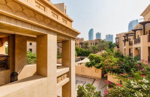 Downtown Dubai Apartment | Stunning & Authentic Apt with Balcony Downtown