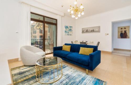 Downtown Dubai Apartment | Stunning & Authentic Apt with Balcony Downtown