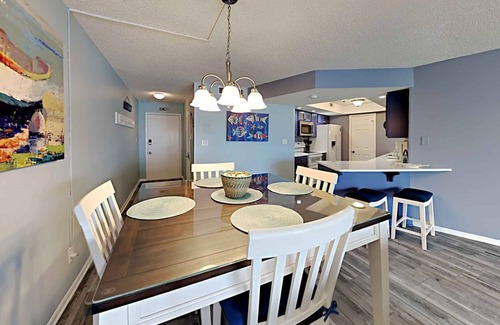 Fort Walton Beach Condo | Stunning Balcony Views | 2 Pools, Gym, & Tennis!