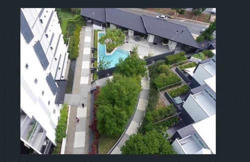Kangaroo Point Apartment | Stunning Balcony in Large Unit near River and City
