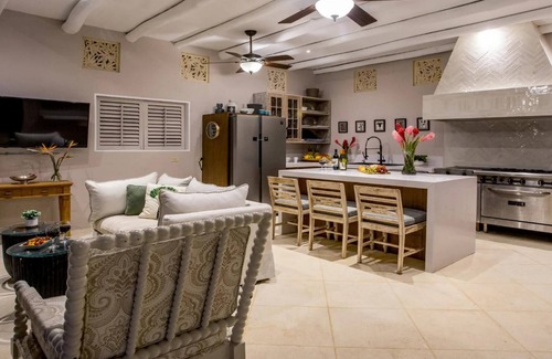 Manuel Antonio Villa | Stunning Balinese Style Villa. 5 King Beds Huge Ocean Views & Pool A/C