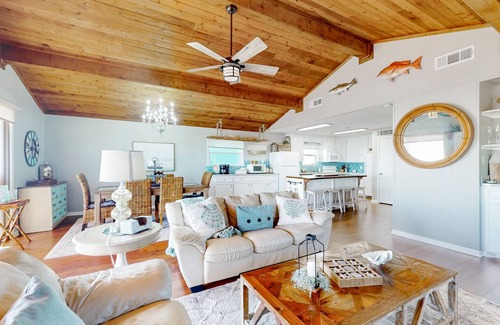 Freeport House | Stunning | Beachfront | Beach Access | Dog Haven