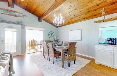 Freeport House | Stunning | Beachfront | Beach Access | Dog Haven