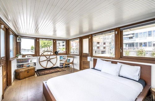 Eastern Docklands Boat Rental | Stunning boat with a view