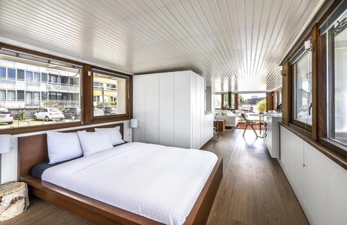 Eastern Docklands Boat Rental | Stunning boat with a view