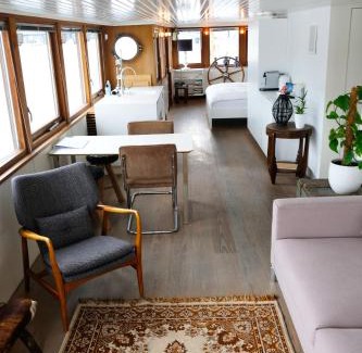 Eastern Docklands Boat Rental | Stunning boat with a view