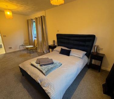 Moorhouse House | Stunning Bungalow In Rugby by Eason Stays, Ideal for Weekend Getaways & Business Travellers - Free Parking