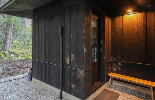 Taghum Cabin | Stunning Cabin In The Woods - Close to Nelson
