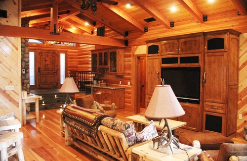 Long Barn Cabin | Stunning cabin in a 400 acre gated wooded park close to Pinecrest & Dodge Ridge