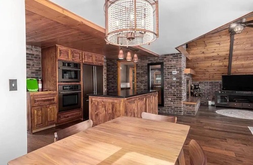 Munds Park Cabin | Stunning Cabin, Spacious & Private Decks. Custom Upgrades and Steam Shower!